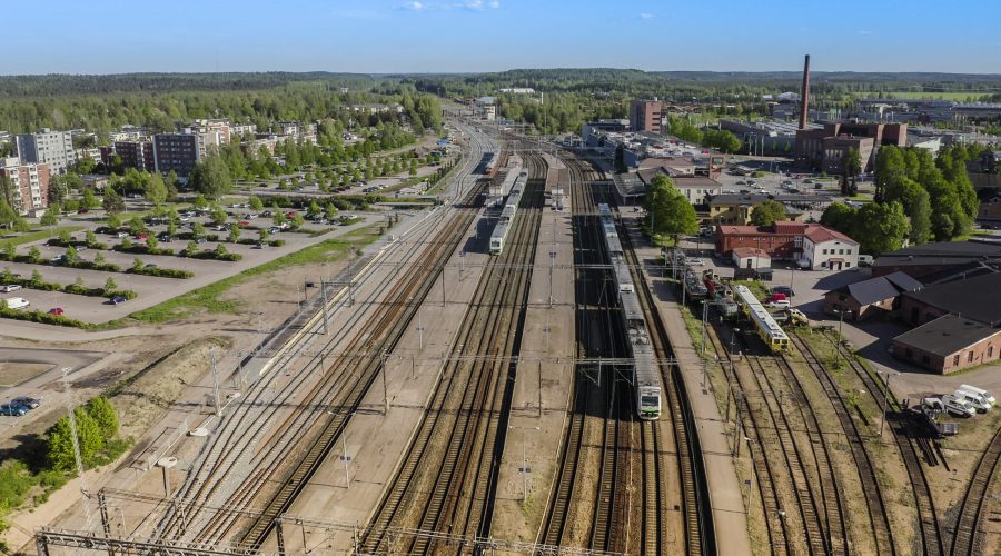 Suomen päärata, Riihimäki, juna-asema, junaraiteet, junia, rakennuksia, tehdas, ilmakuva