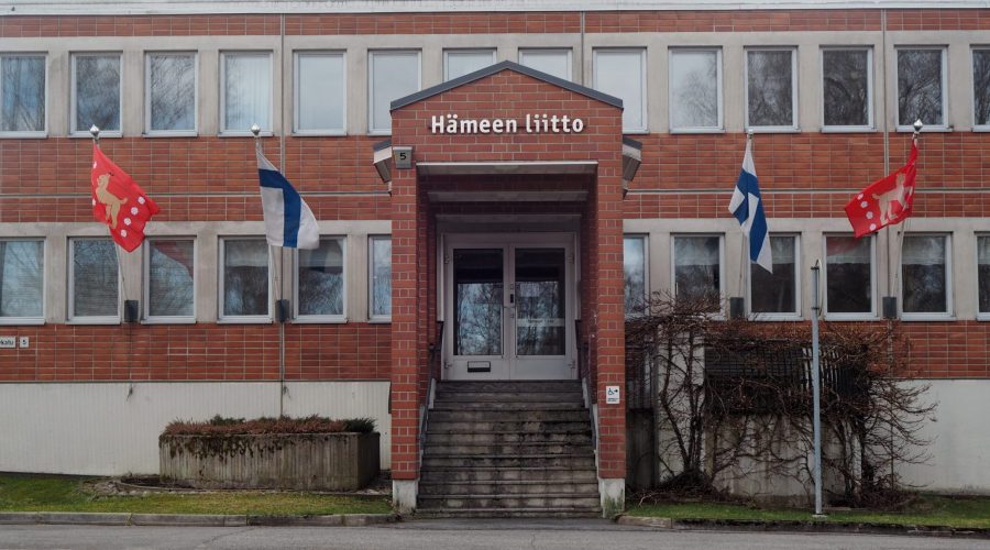 Hämeen liitto, rakennus, Suomen lippu, Hämeen maakuntalippu, liputuspäivä