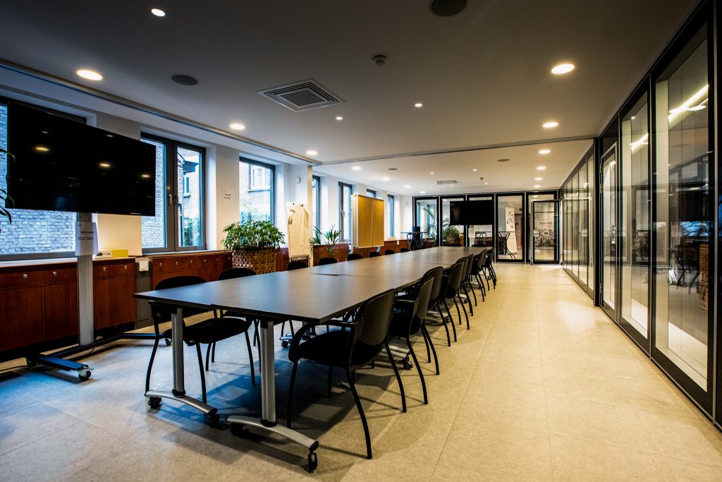 Häme EU Office, kokoushuone, bryssel, kokouspöytä, tuoleja, televisio