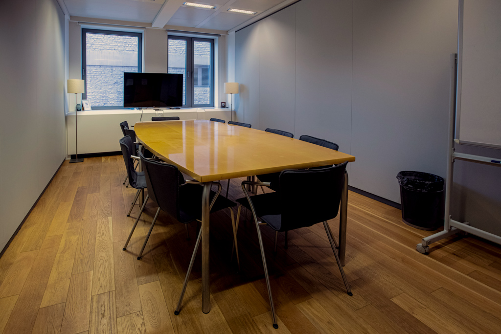 Häme EU Office, kokoushuone, pöytä, tuoleja, ikkuna