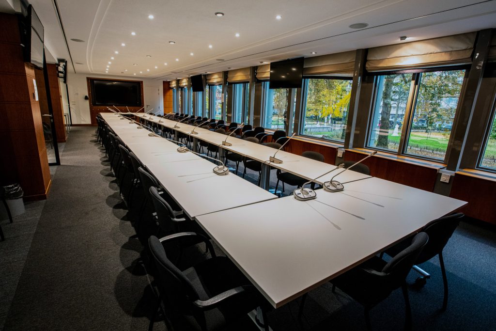 Häme EU Office, kokoushuone, bryssel, kokouspöytä, tuolit, mikrofoneja