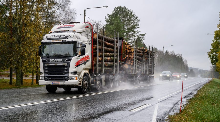 tukkirekka, 10-tie, autojono, autoja, vesisade