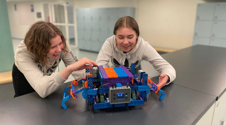 tytöt, robotti, iloinen, hymy, riihimäen robotiikkaopetus