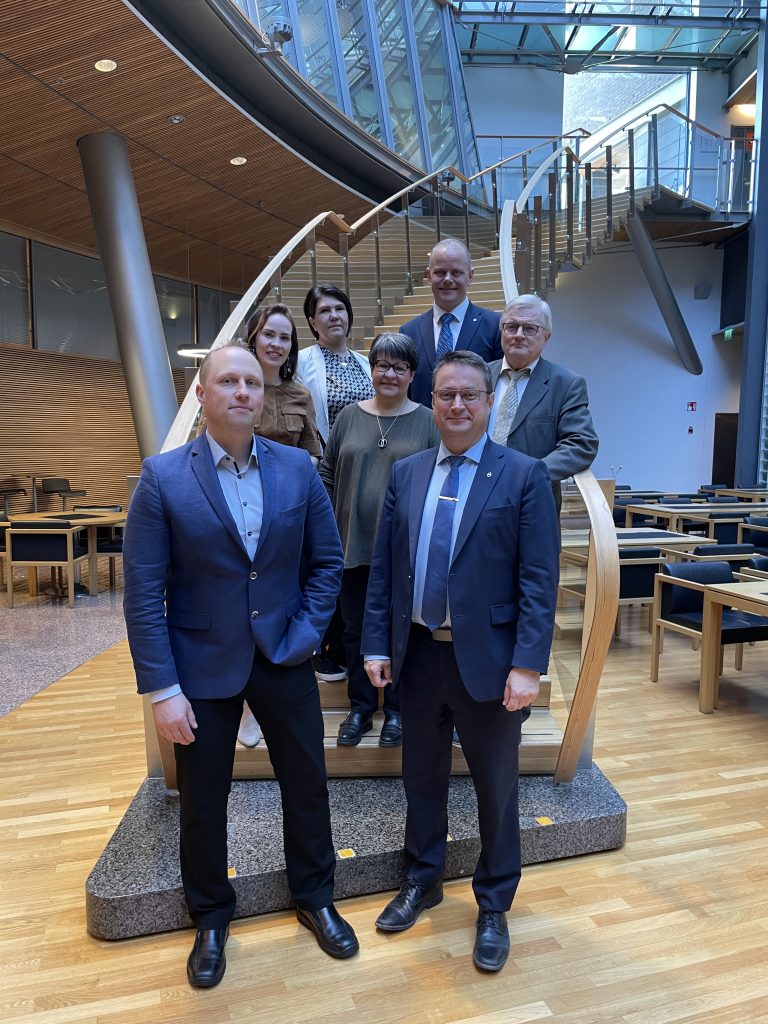 Kuvassa Hämeen vaalipiirin kansanedustajat 2023-2026