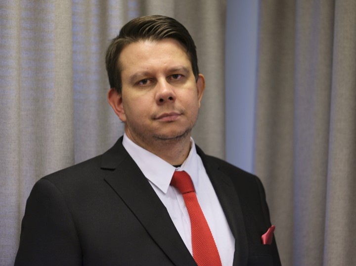 mies, punainen kravatti, puvuntakki