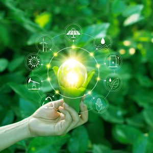 käsi, vihreää kasvistoa, kiertotalouteen liittyvät ikonit