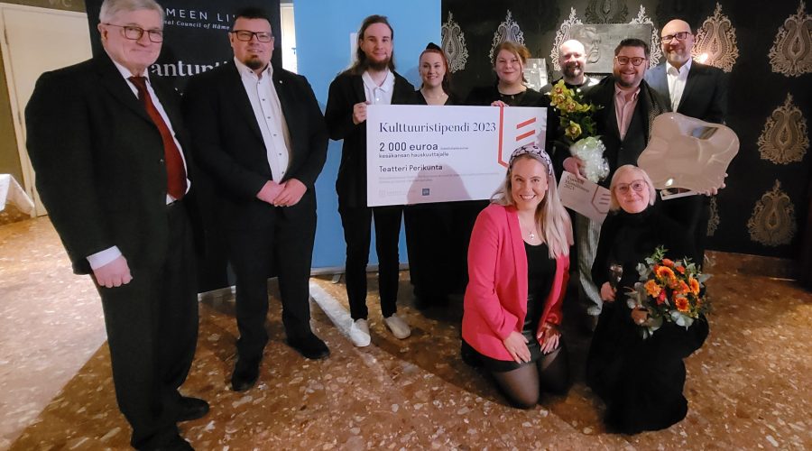 vuoden hämäläiset, kulttuuritunnustus, joukko ihmisiä, stipendi, kukkia