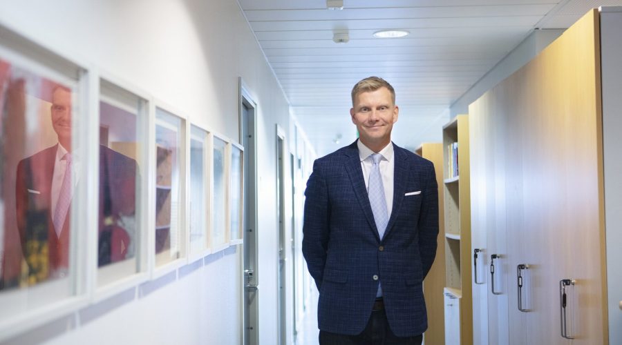 mies, käytävä, kaappeja, kaupunginjohtaja