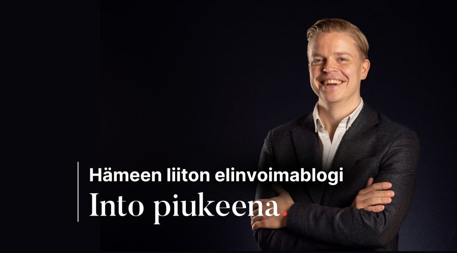 mies, hymyilee, kädet puuhkassa, toimitusjohtaja