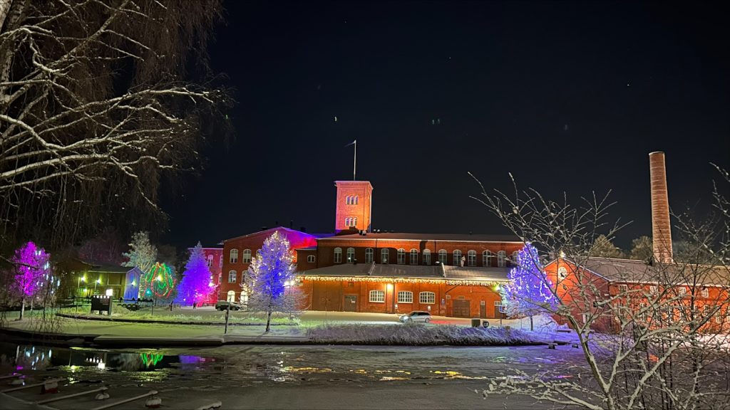 forssan kehräämö, ilta, pimeä, kirkkaita valoja rakennuksessa