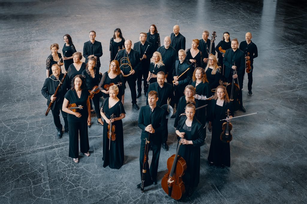 ihmisiä, soittimia, orkesteri