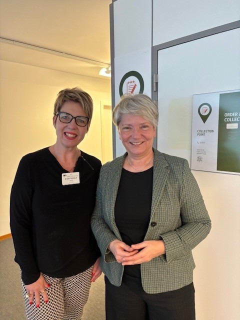 kaksi ihmistä, naiset, hymyilevät