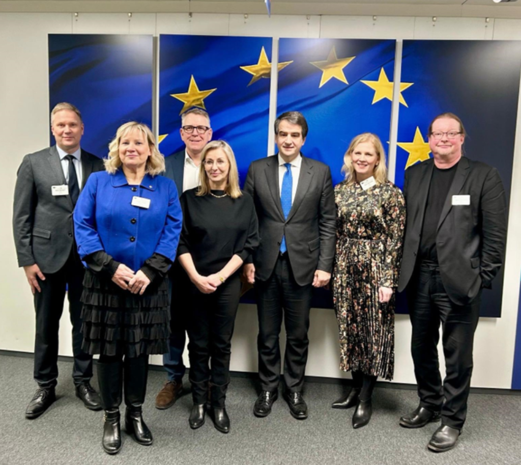 ihmisiä, eu-lippu, etelä- ja länsi-suomen maakuntien liittojen delegaatio