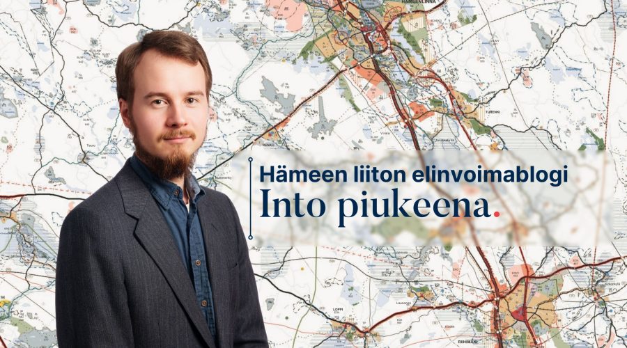 karttakuva taustalla, maakuntakaava, edessä mies, maakuntakaavoittaja