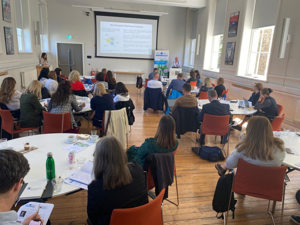 ihmisiä istuu kokoustilassa, seminaarissa, future ecos asumisen kehittämisen hanke