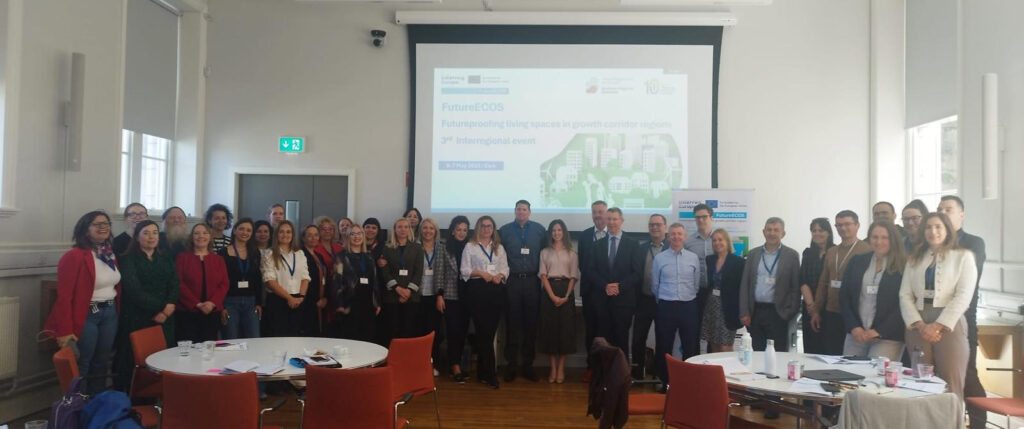 ihmisiä rivissä seminaaritilassa, future ecos projektimatka Irlantiin