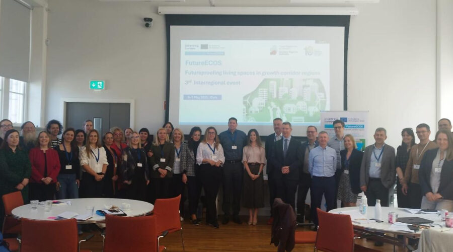 ihmisiä rivissä seminaaritilassa, future ecos projektimatka Irlantiin