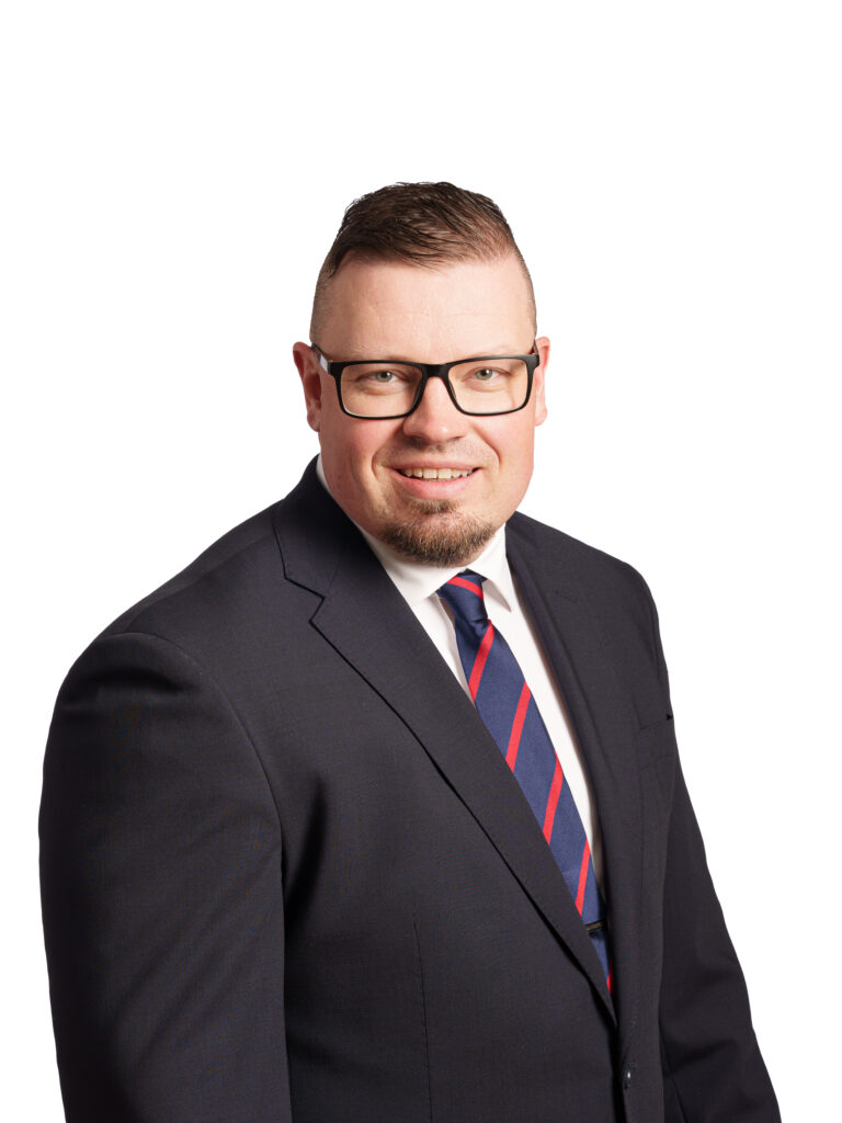 maakuntajohtaja, mies, hymyilee