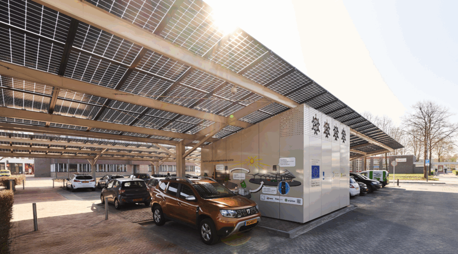 aurinkovoimalat parkkialueen katokseen asennettuna